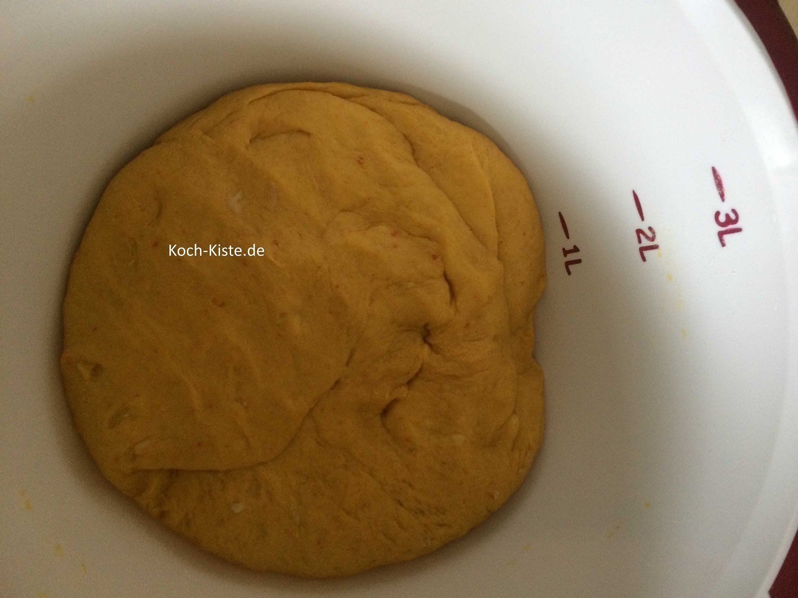 Kürbis hinzugeben und alles gründlich zu einem glatten Teig verkneten