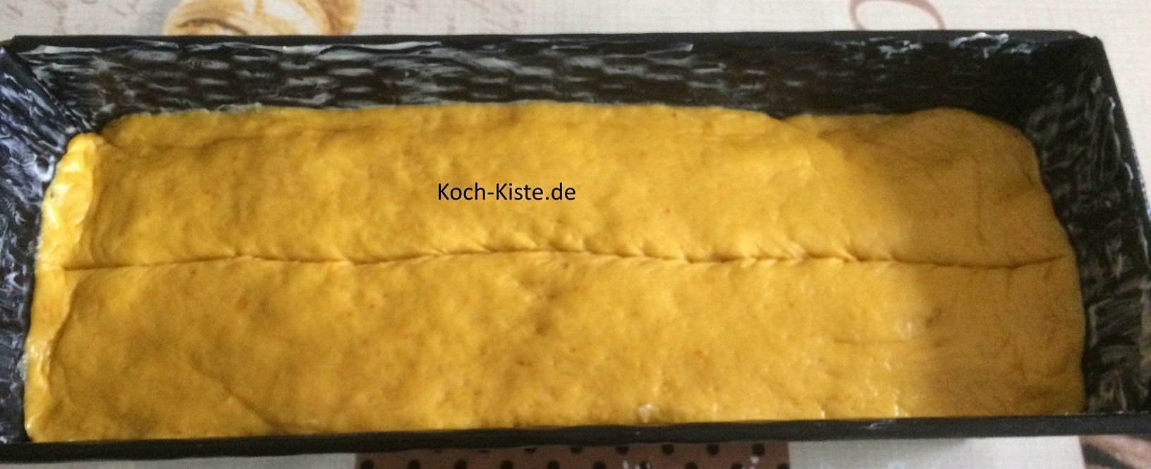 Teig in eine Kastenform geben und einschneiden