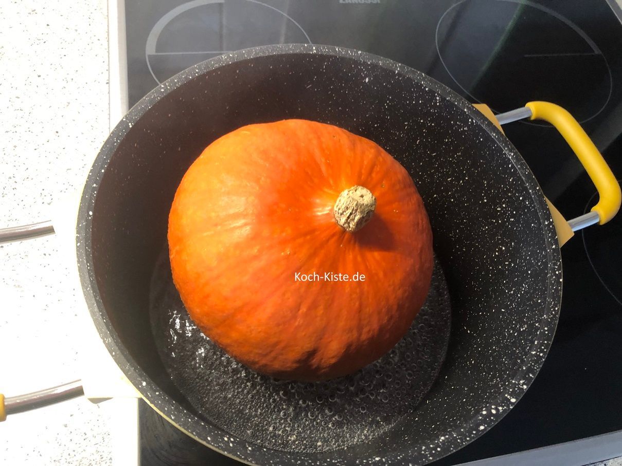 beginne damit den Hokkaido Kürbis in einen ausreichend großen Topf zu legen