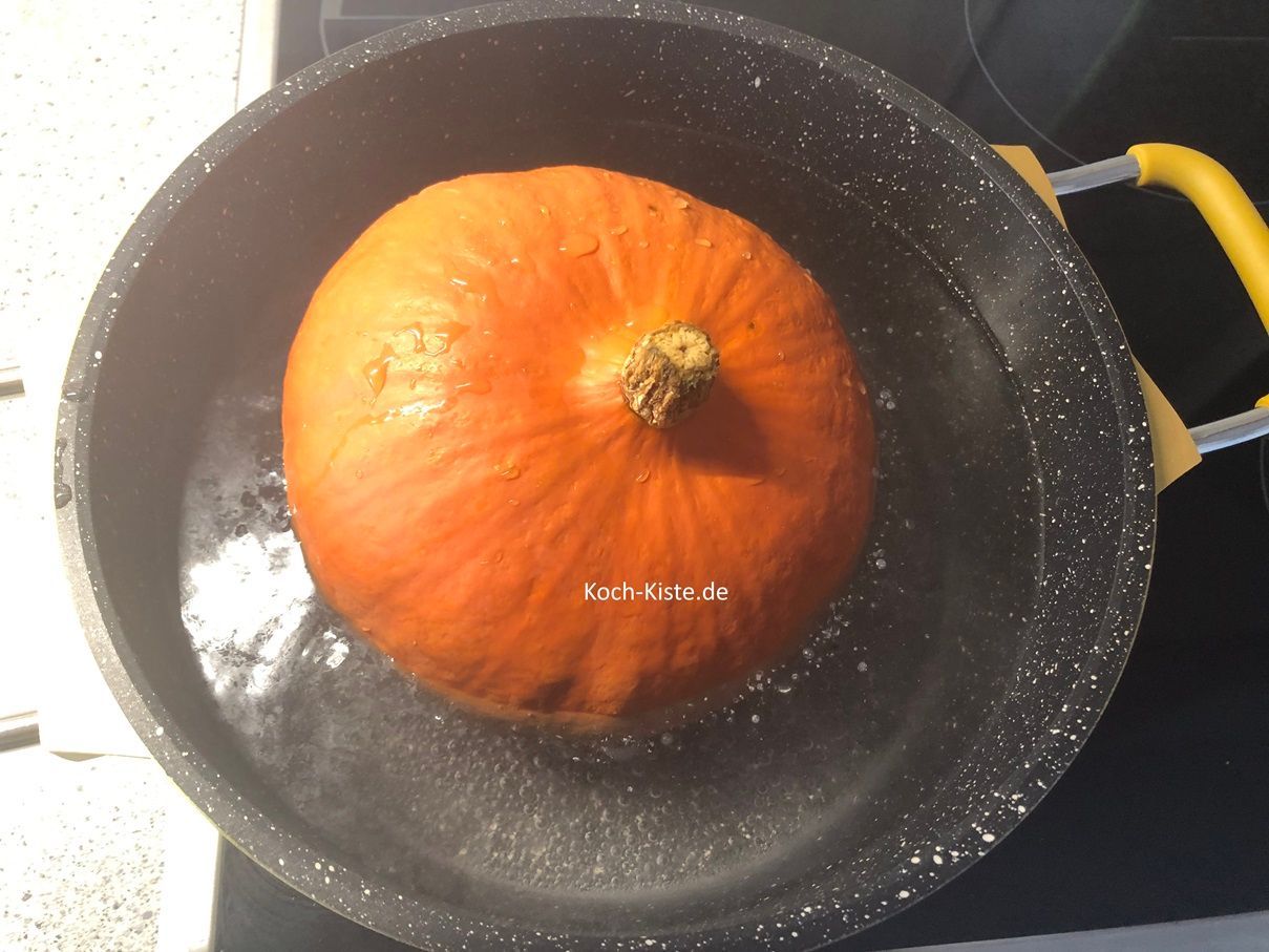 und kochendes Wasser hinzu zu gießen, lasse den Kürbis nun 2 Minuten kochen. Dann wende den Kürbis mit Hilfe des Pfannenwenders und lasse ihn weitere 2 Minuten kochen.