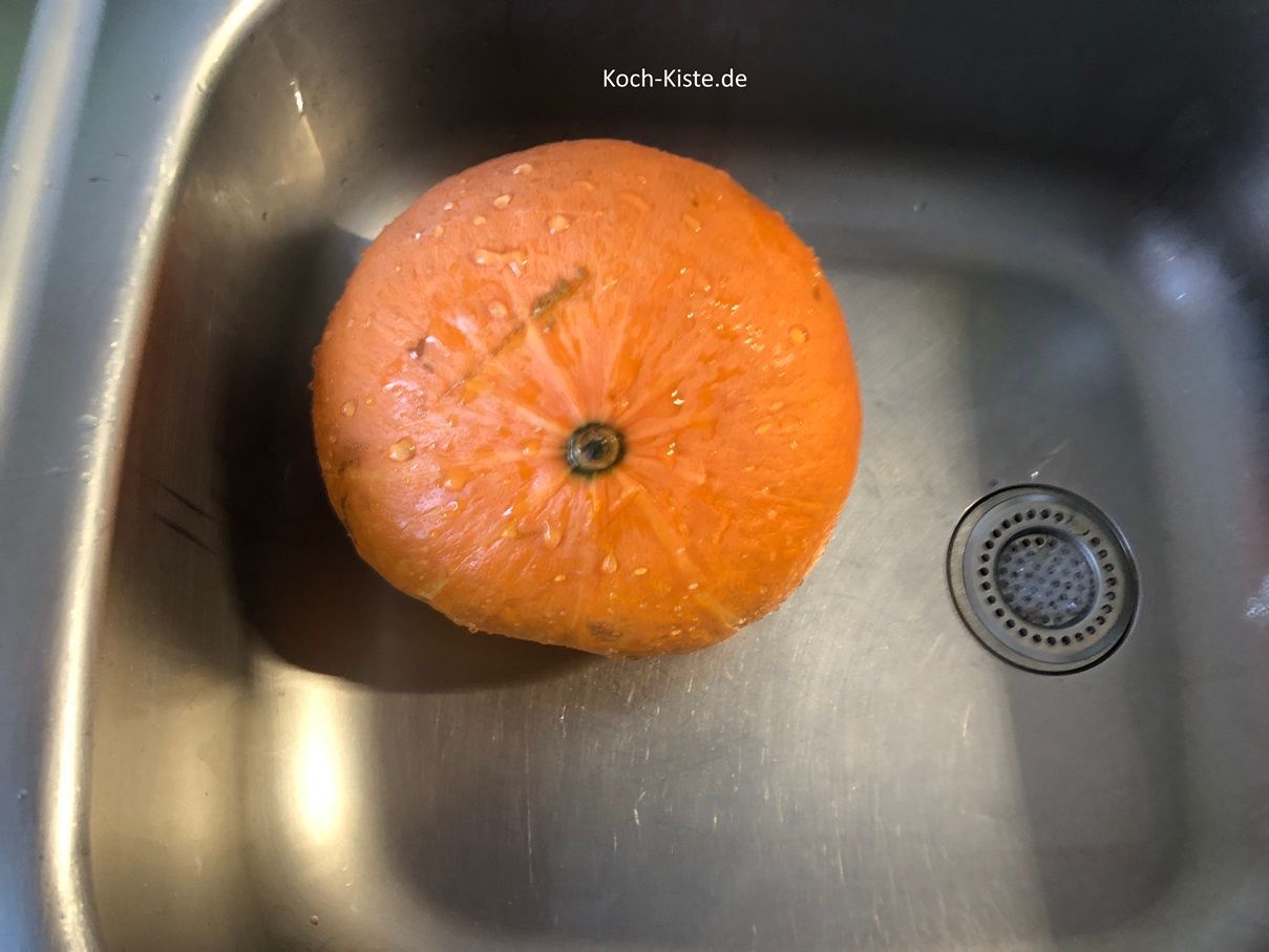 dann kippe den Hokkaido Kürbis in die Küchenspüle und lasse ihn etwas abkühlen