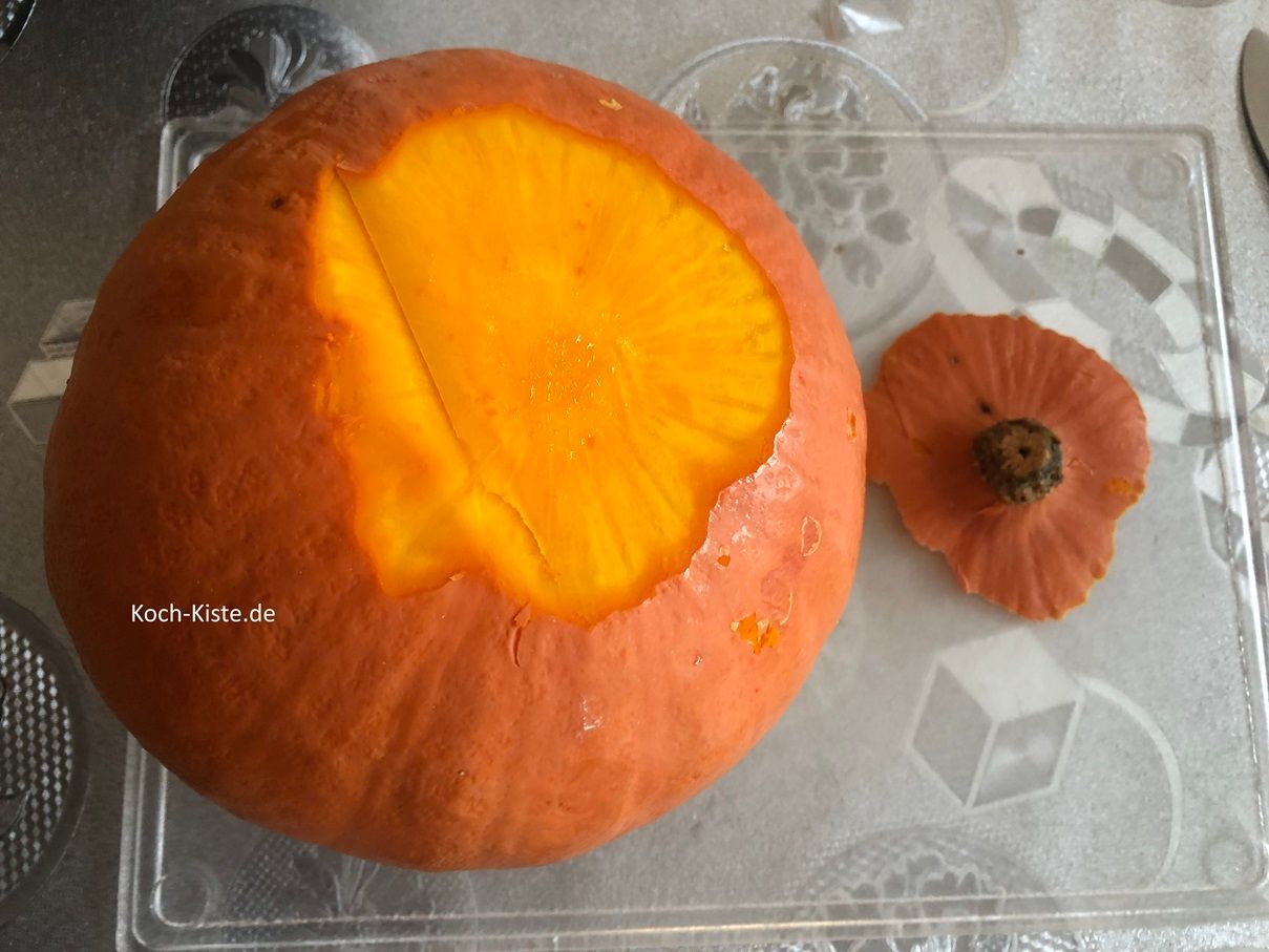 als nächstes lege den Hokkaido Kürbis auf das Schneidebrett und entferne den Stiel