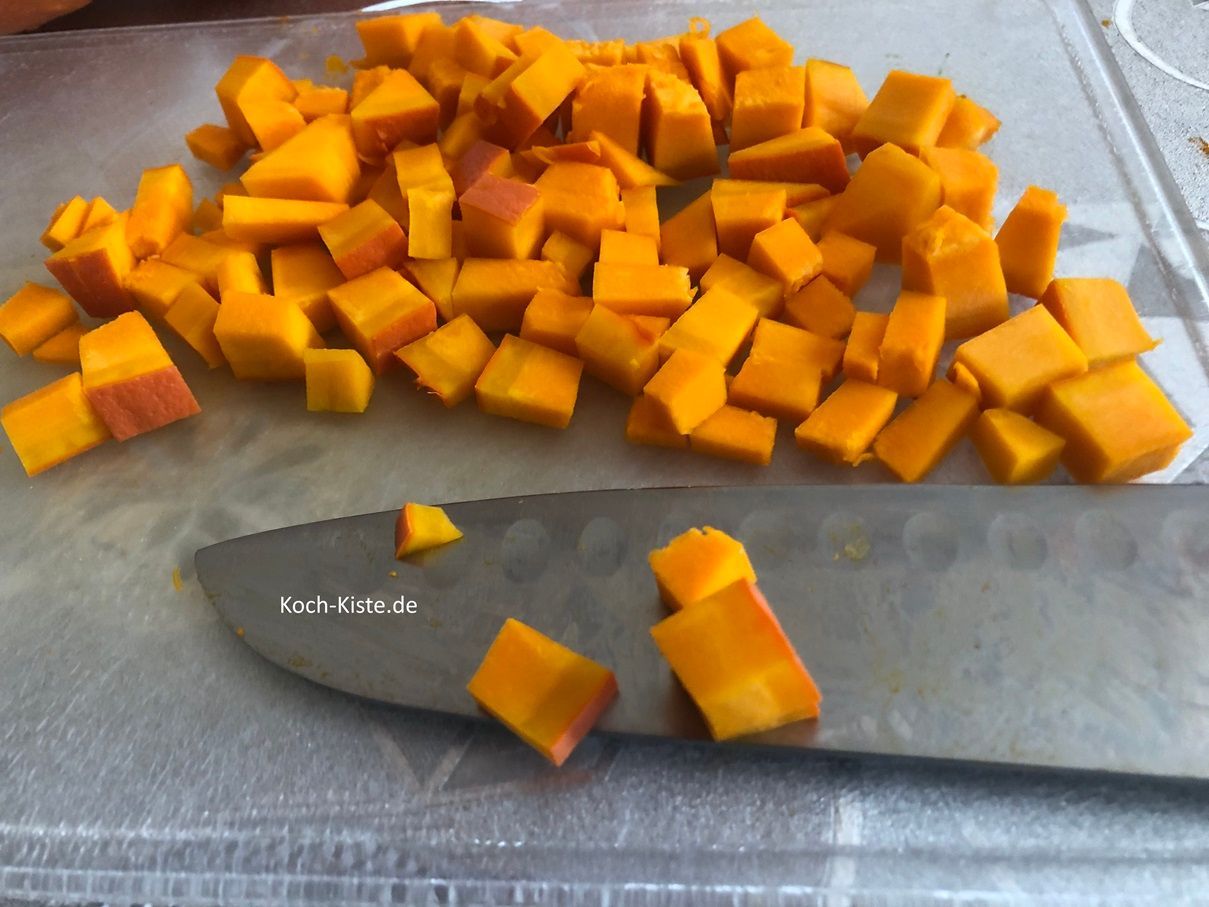 jetzt schneide die Kürbisviertel erst in Scheiben, dann in Streifen und zum Schluss in kleine Würfel