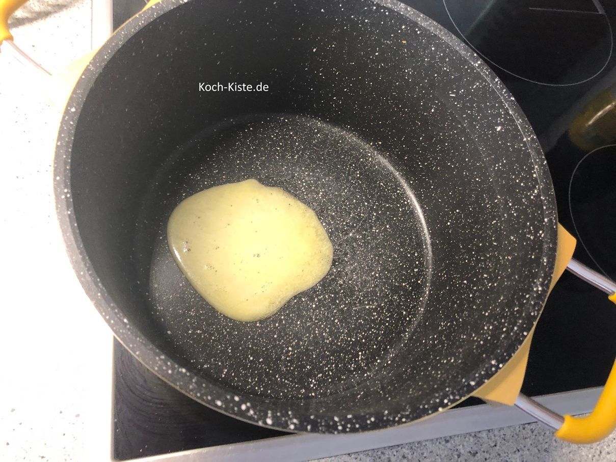 Gebe die Pflanzencreme oder Butter in den Topf und lasse es schmelzen