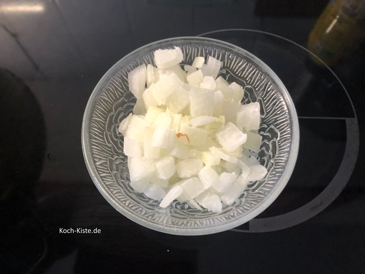 Entweder Du nimmst TK Zwiebeln oder Du verarbeitest 1 Zwiebel zu kleinen Würfeln