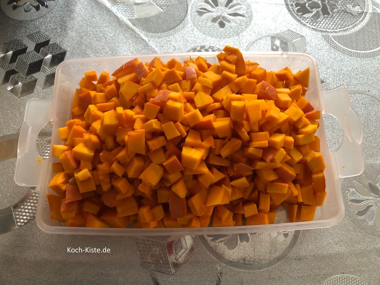 gebe die Kürbiswürfel in eine Schüssel