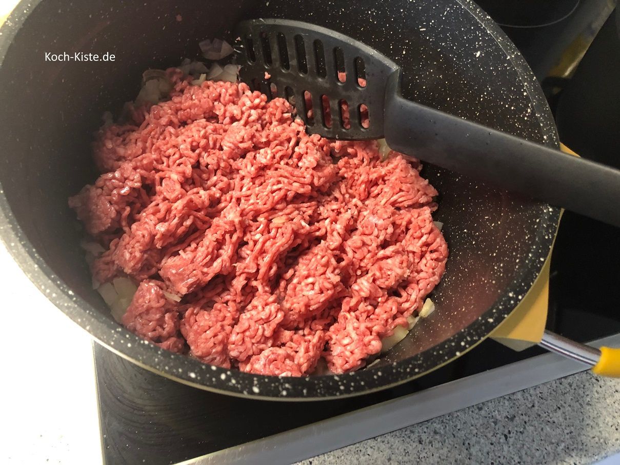 jetzt darf das Hackfleisch mit in den Topf.