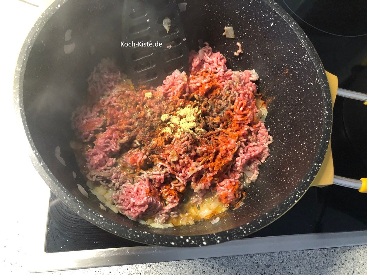 nun gebe die Gewürze hinzu . Dann brate das Hackfleisch krümelig , dazu den Pfannenwender senkrecht halten und immer wieder in die Hackfleischmasse stechen, so dass sich diese teilt. Außerdem immer mal wieder die Hackfleischmasse wenden.