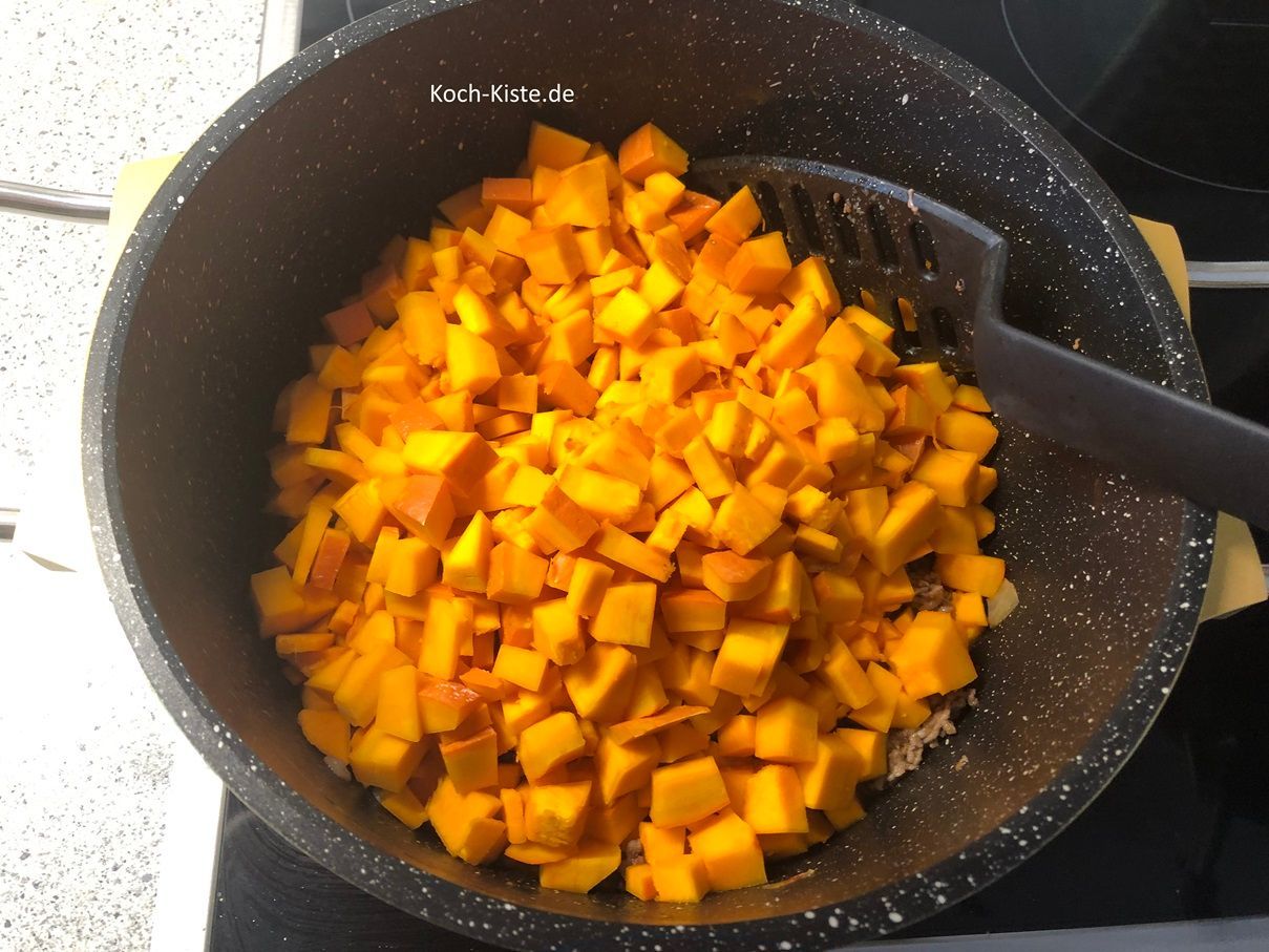 Nun kippe die Kürbisstücke mit in den Topf
