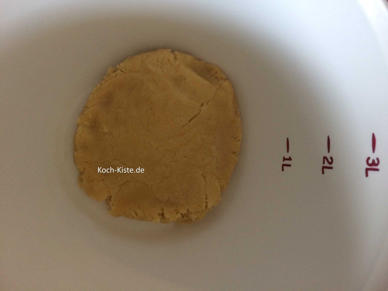 Marzipanraspel mit Puderzucker verkneten