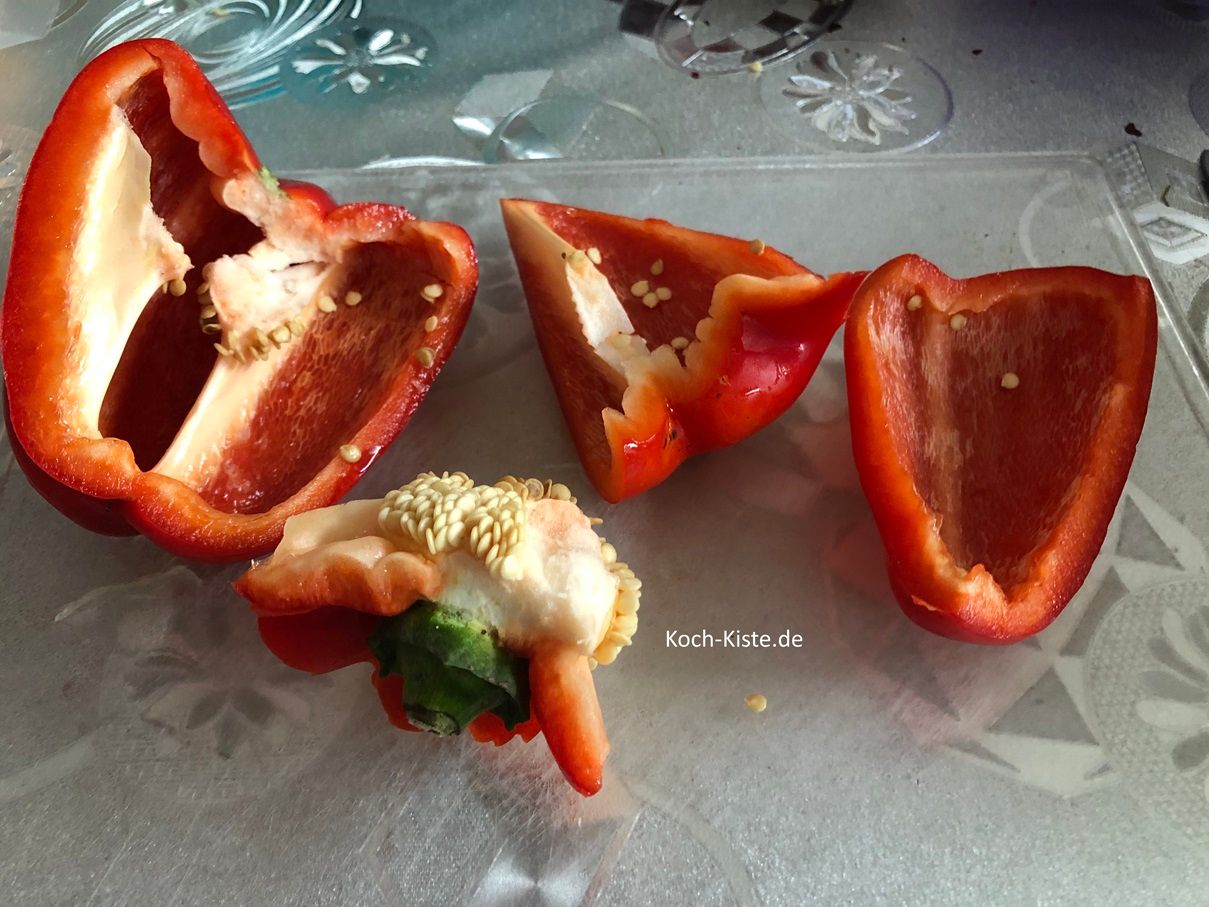halbiere die Paprika, entferne den Strunk und schneide die Innenhäute heraus
