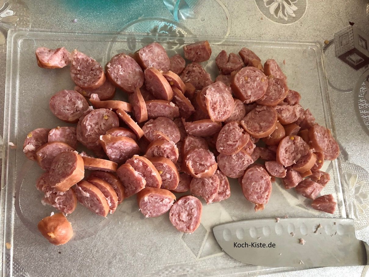 Schneide die Mettenden in Scheiben