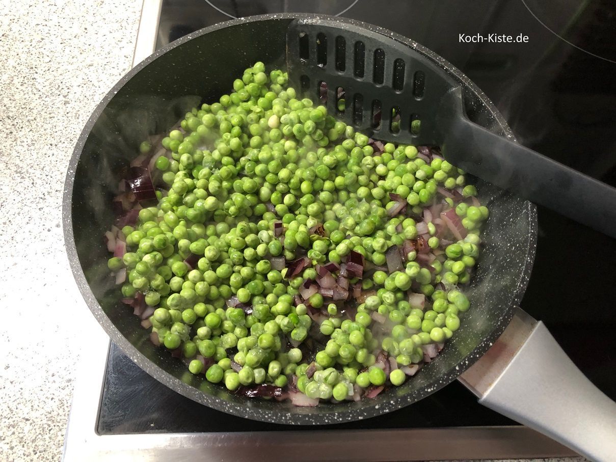 kippe die 200 g TK Erbsen mit in die Pfanne und brate sie an