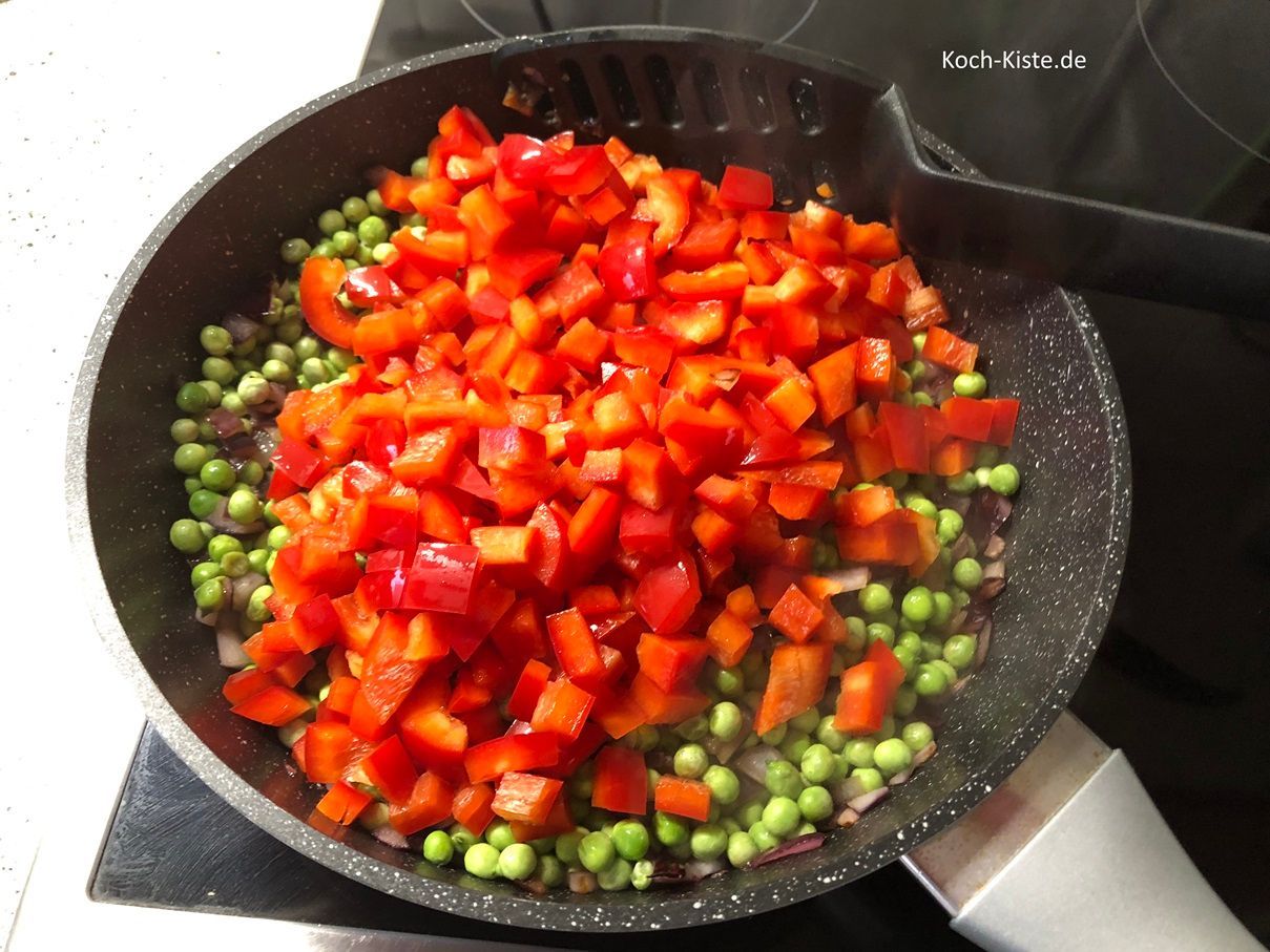 dann kommen die Paprkastücke mit in die Pfanne und werden 2 Mintuen angebraten