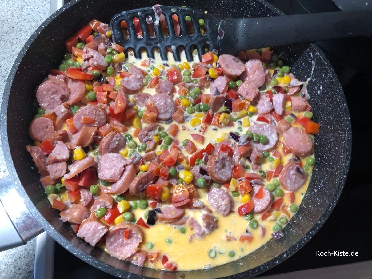 nun gieße die beiden Becher Sahne mit in die Pfanne