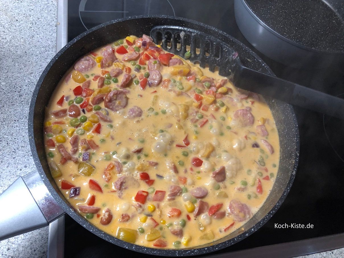 gieße den Pfirsichsaft hinzu und lasse alles gut 5 Minuten köcheln. Nochmal abschmecken - fertig