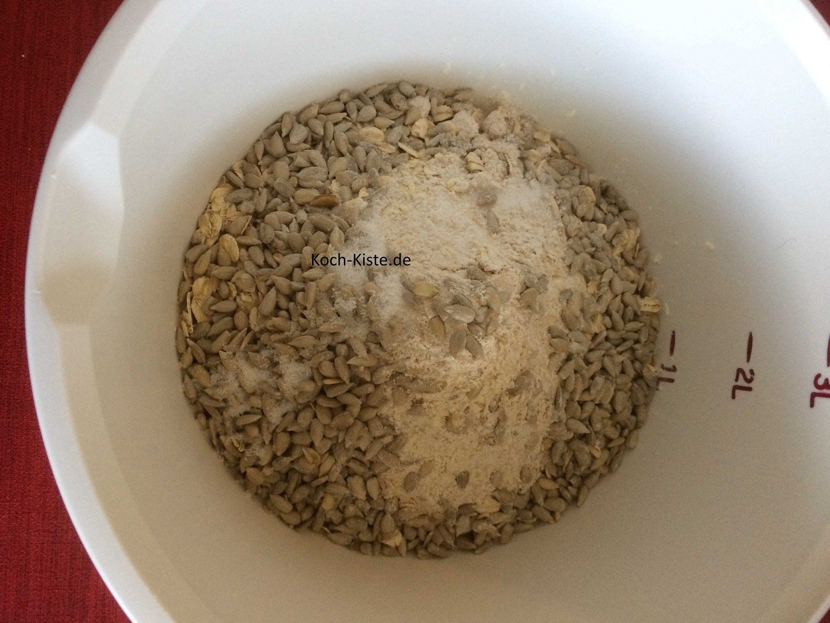 Zutaten in eine Rührschüssel geben