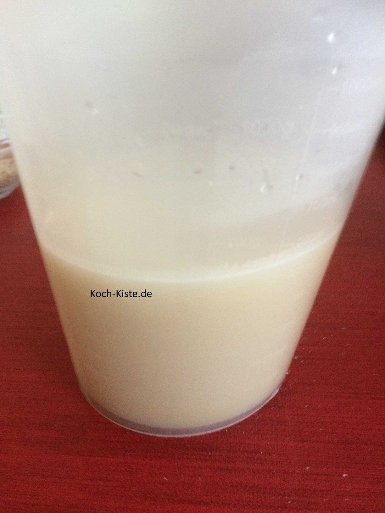 Milch abmessen und die Hefe hineinbröckeln
