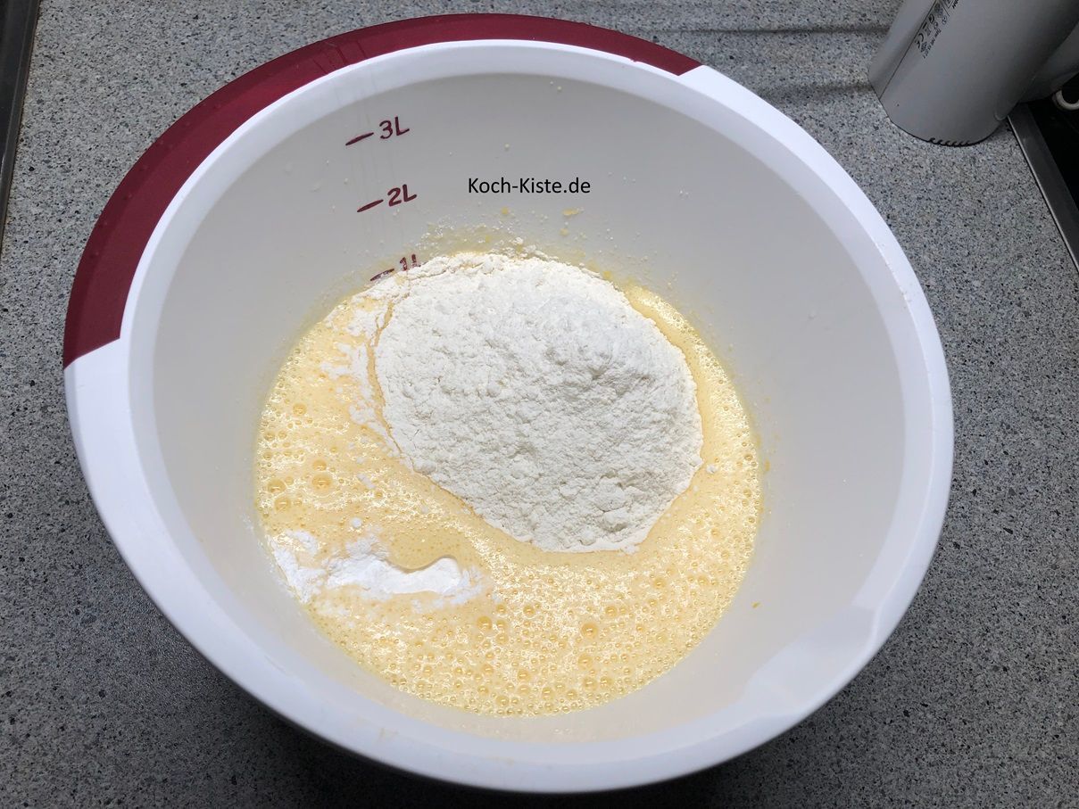 danach stelle die Rührschüssel wieder auf die Küchenwaage auf 0 und wiege 250 g Dinkelmehl hinein