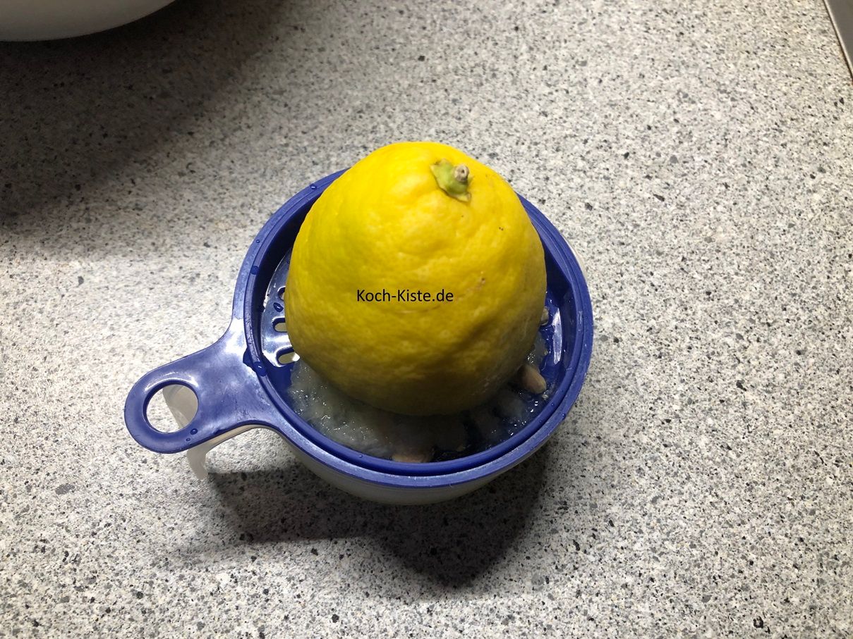 halbiere die Zitrone und setze die erste Hälfte auf die Zitronenpresse