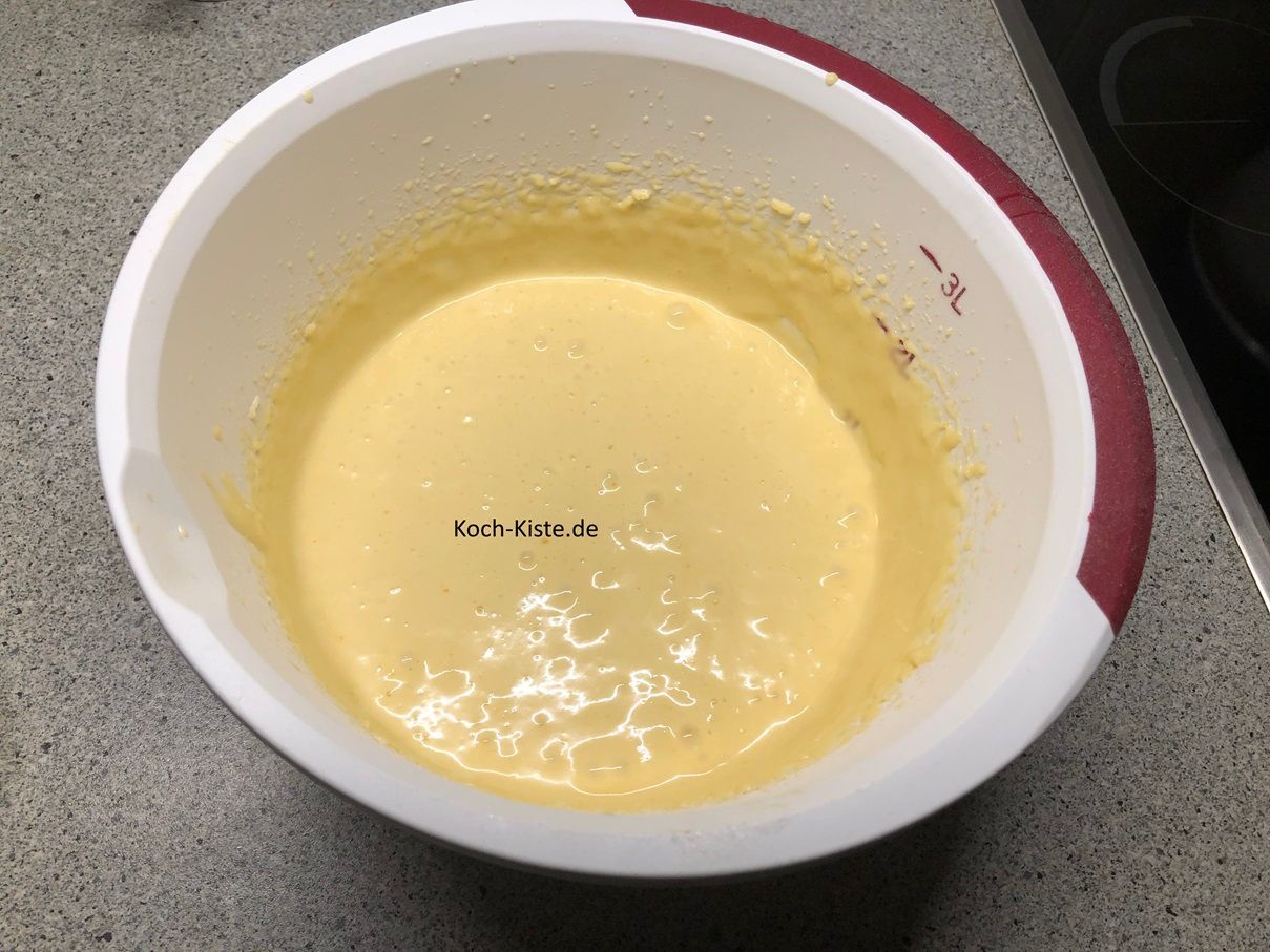 gebe 3 Esslöffel Zitronensaft mit in die Rührschüssel und rühre ihn kurz unter