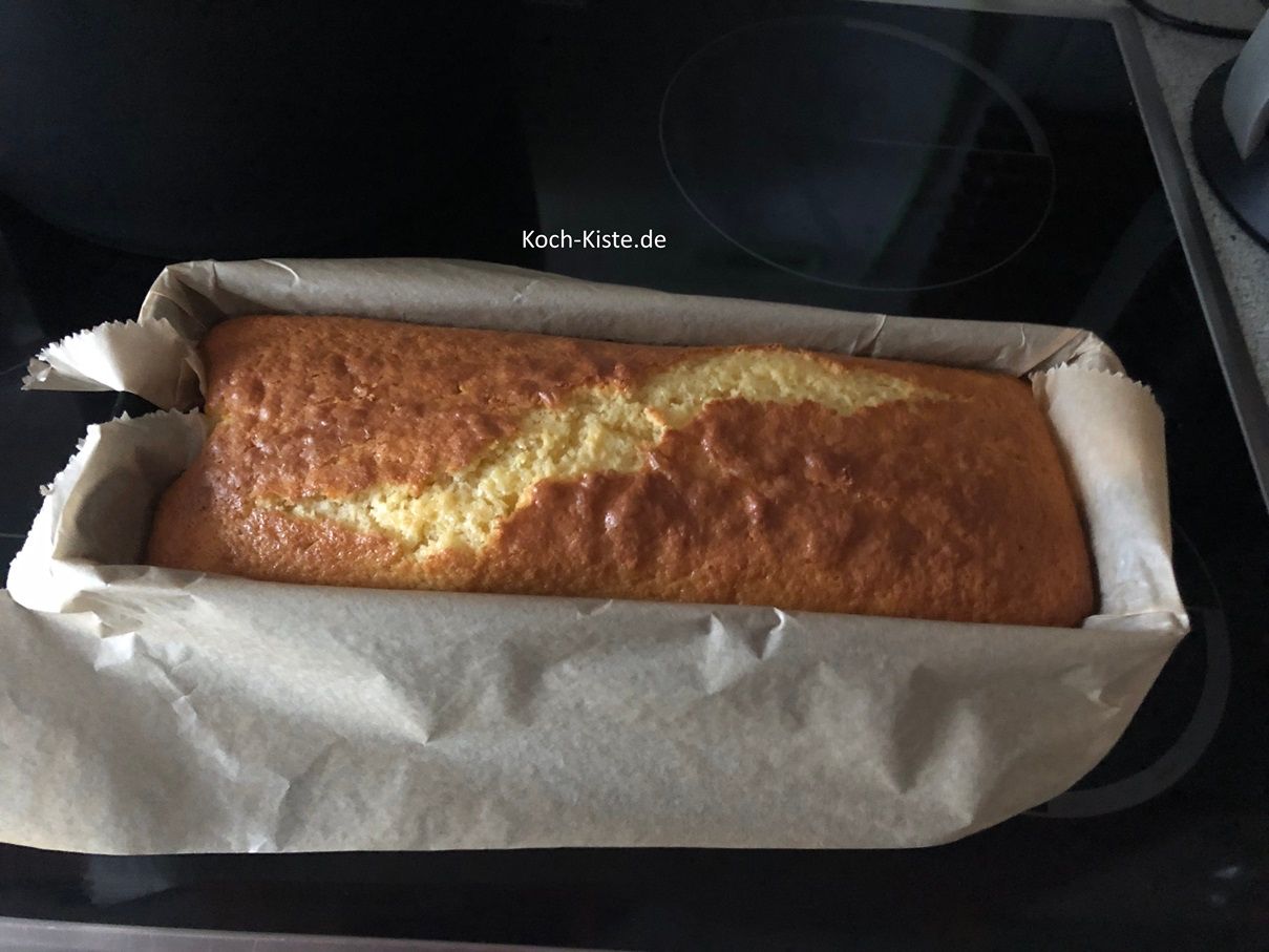 nehme den Kuchen aus den Backofen und stelle ihn auf die Herdplatte. Nun mache die Garprobe.