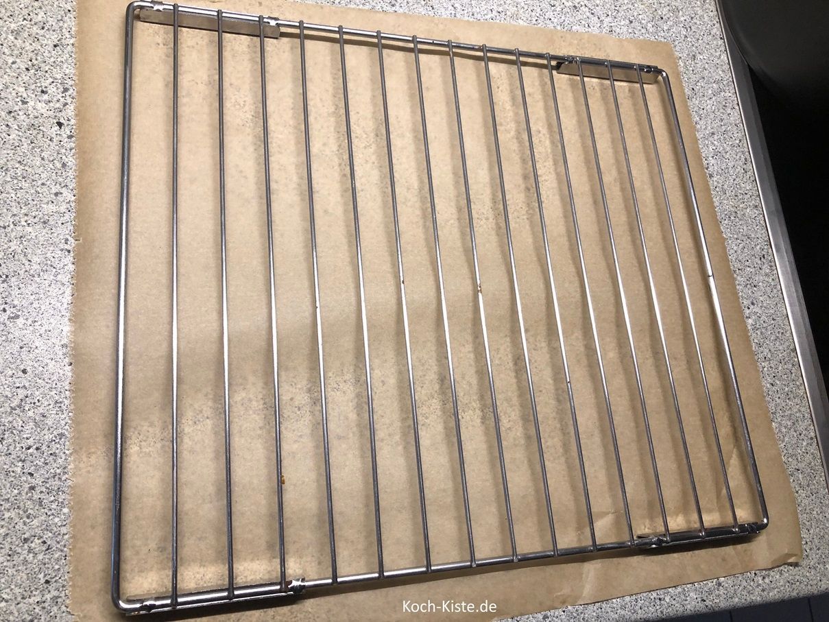 lege einen Bogen Backpapier auf die Arbeitsfläche und darauf das Abkühlgitter.