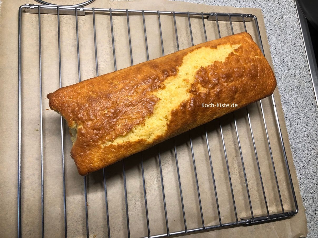 stürze den Zitronenkuchen vorsichtig auf das Abkühlgitter, hier muss der Kuchen nun 30 Minuten abkühlen .
