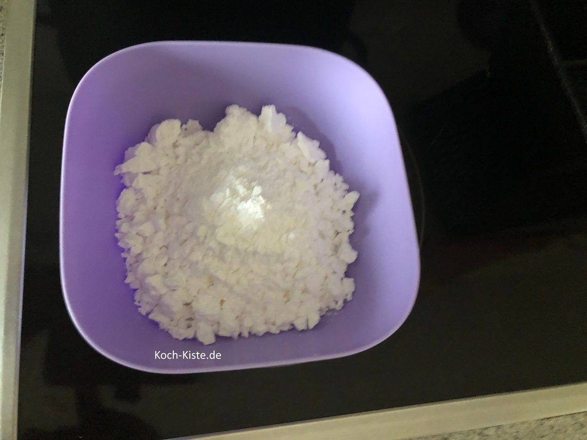 stelle die Schale auf die Küchenwaage auf 0 und wiege 100 g Puderzucker ab