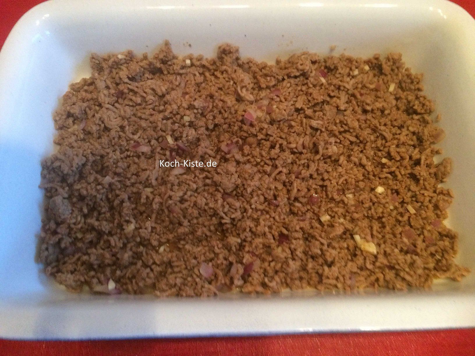 Hackfleischkrümel in die Auflaufform geben