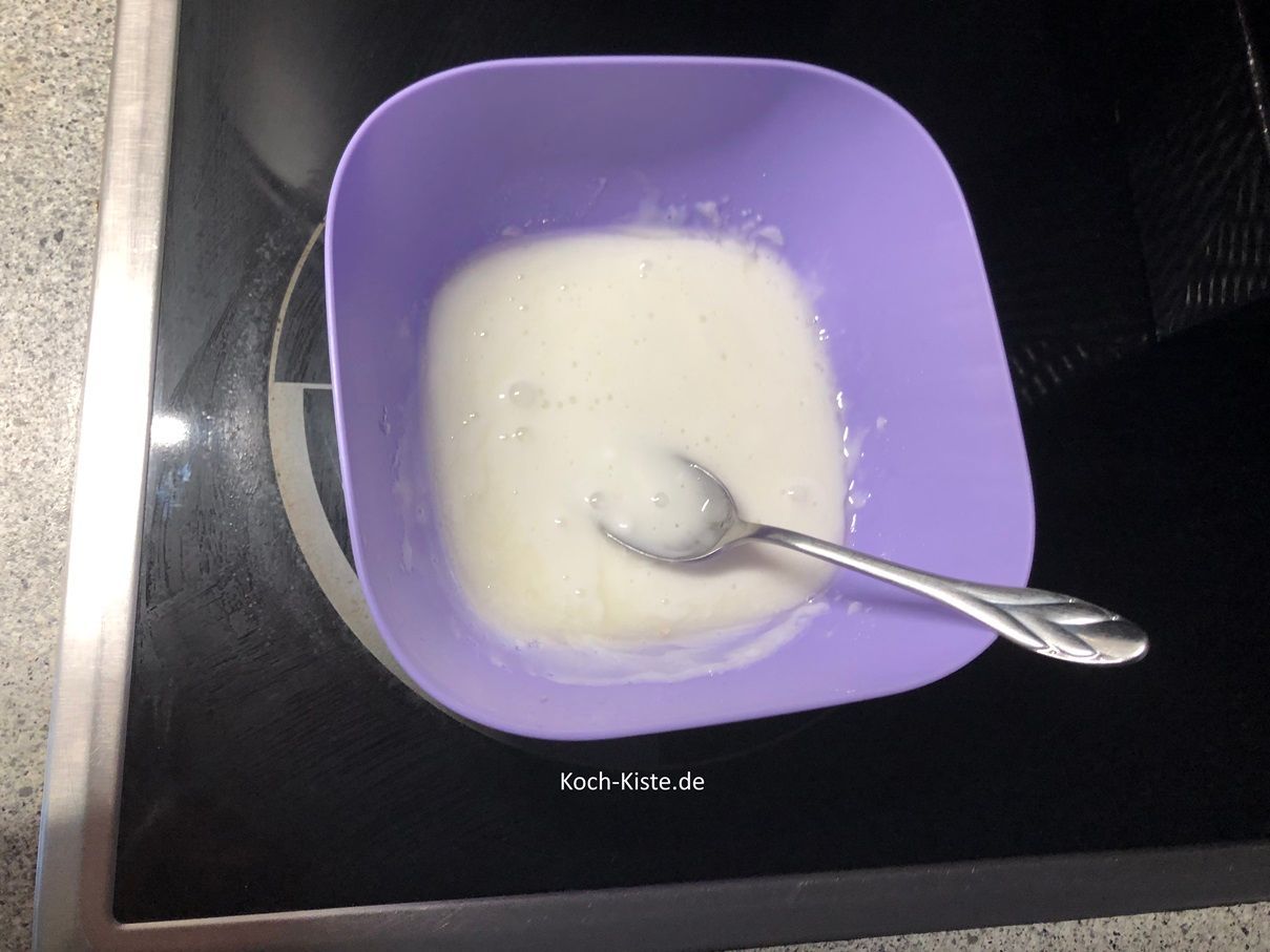 verrühre den Puderzucker mit 3 Esslöffel Zitronensaft