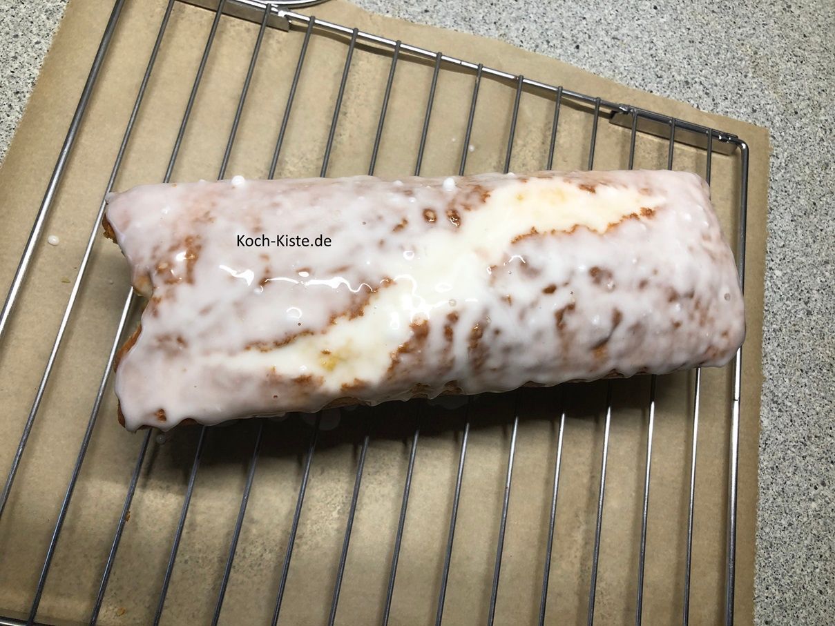 verteile den Zitronenguss auf die Oberläche des Zitronenkuchens. Der Zitronenguss sollte vollständig trocknen bevor Ihr den Kuchen anschneidet.