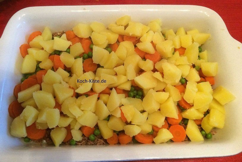 Kartoffeln auf den Auflauf geben