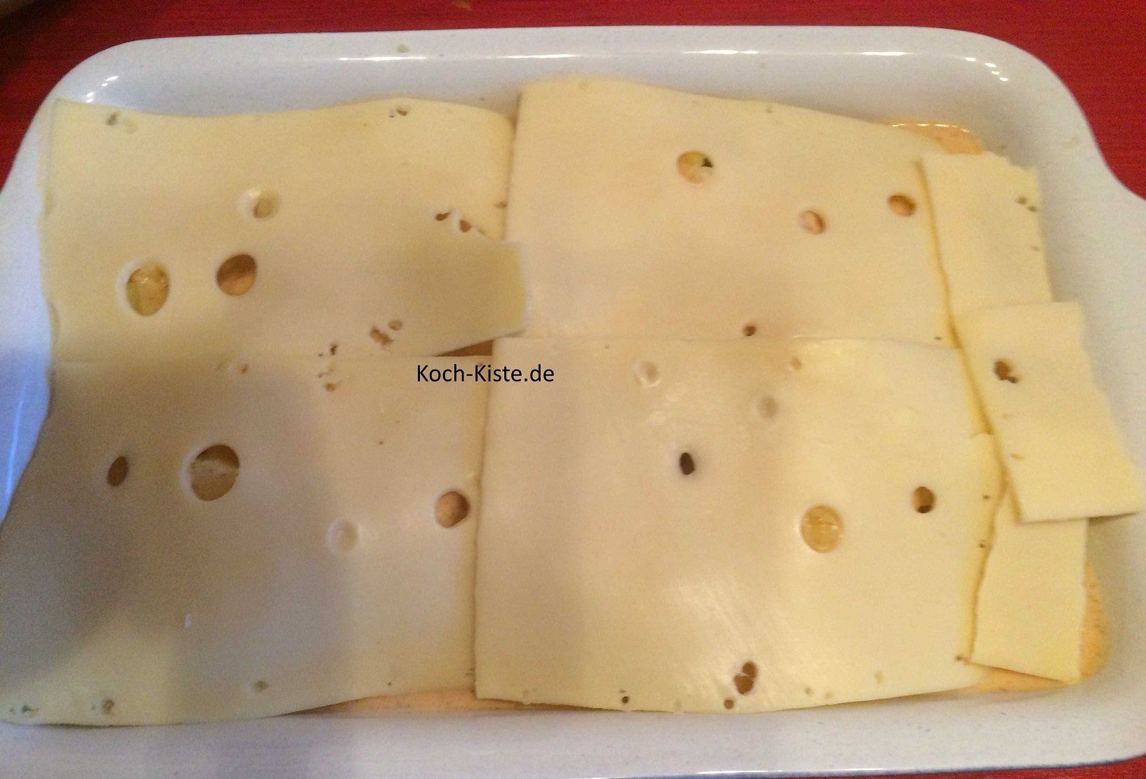 Käse auf den Auflauf geben