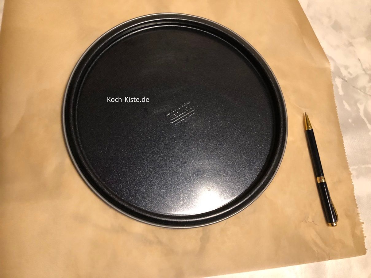 beginne damit den Boden der Springform auf einen Bogen Backpapier zu legen und den Umrand nach zu zeichnen