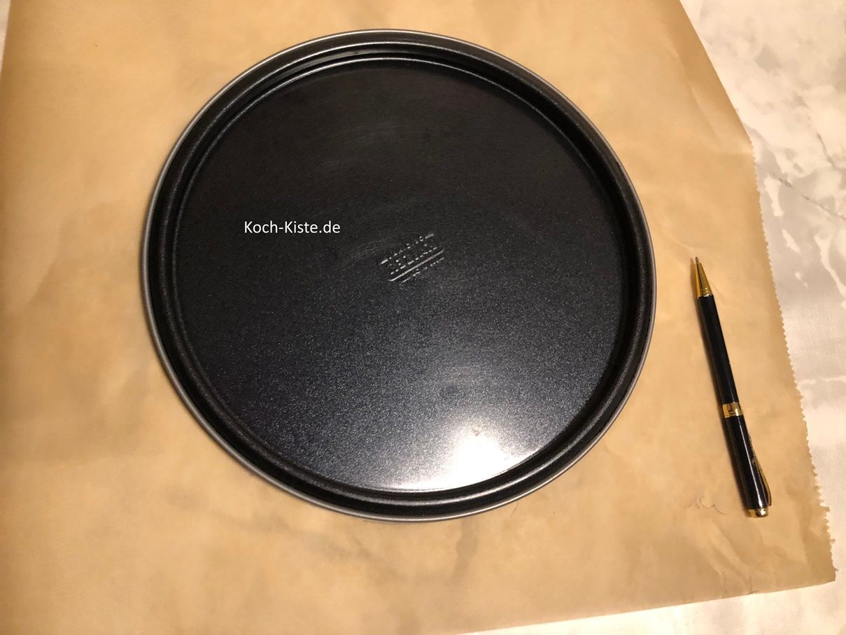 lege den Boder der Springform auf einen Bogen Backpapier und zeichne mit einem Bleistift den Umriss nach