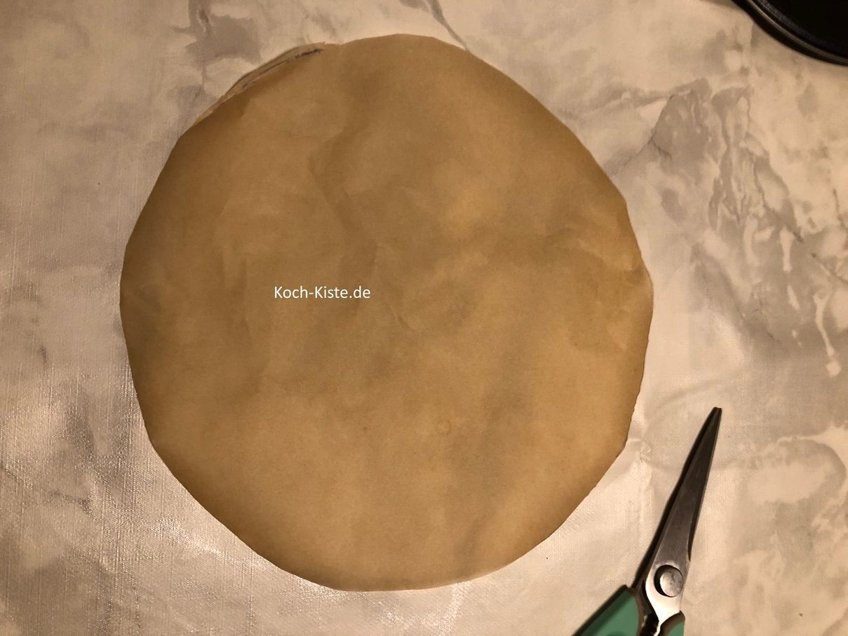 dann schneide mit der Schere das Backpapier an der Makierung aus