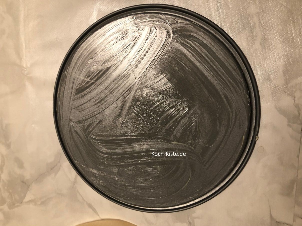 nun nehme ein kleines Stück Backpapier und nehme damit etwas weiche Butter auf, damit Du den Boden der Springform leicht einfetten kannst.