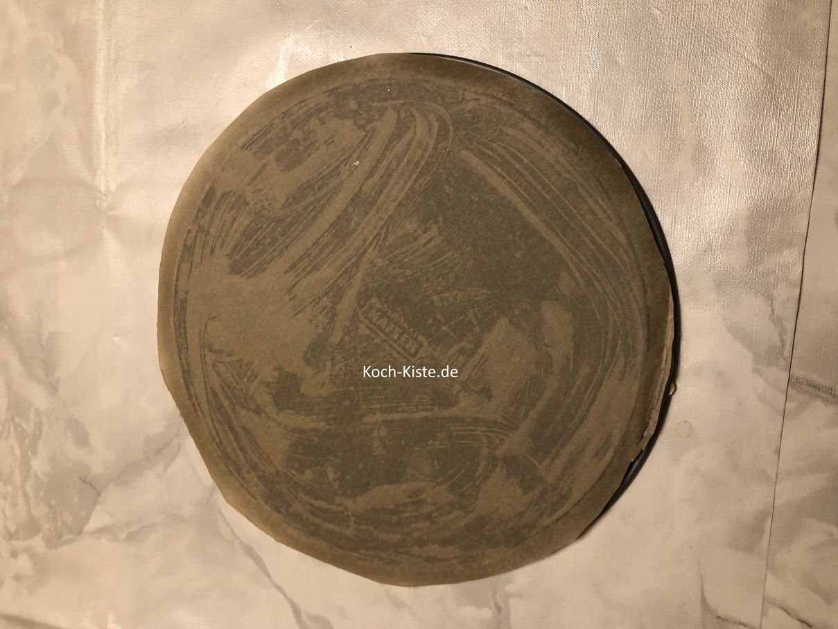 lege das Stück ausgeschnittenes Backpapier auf den Sprinformboden