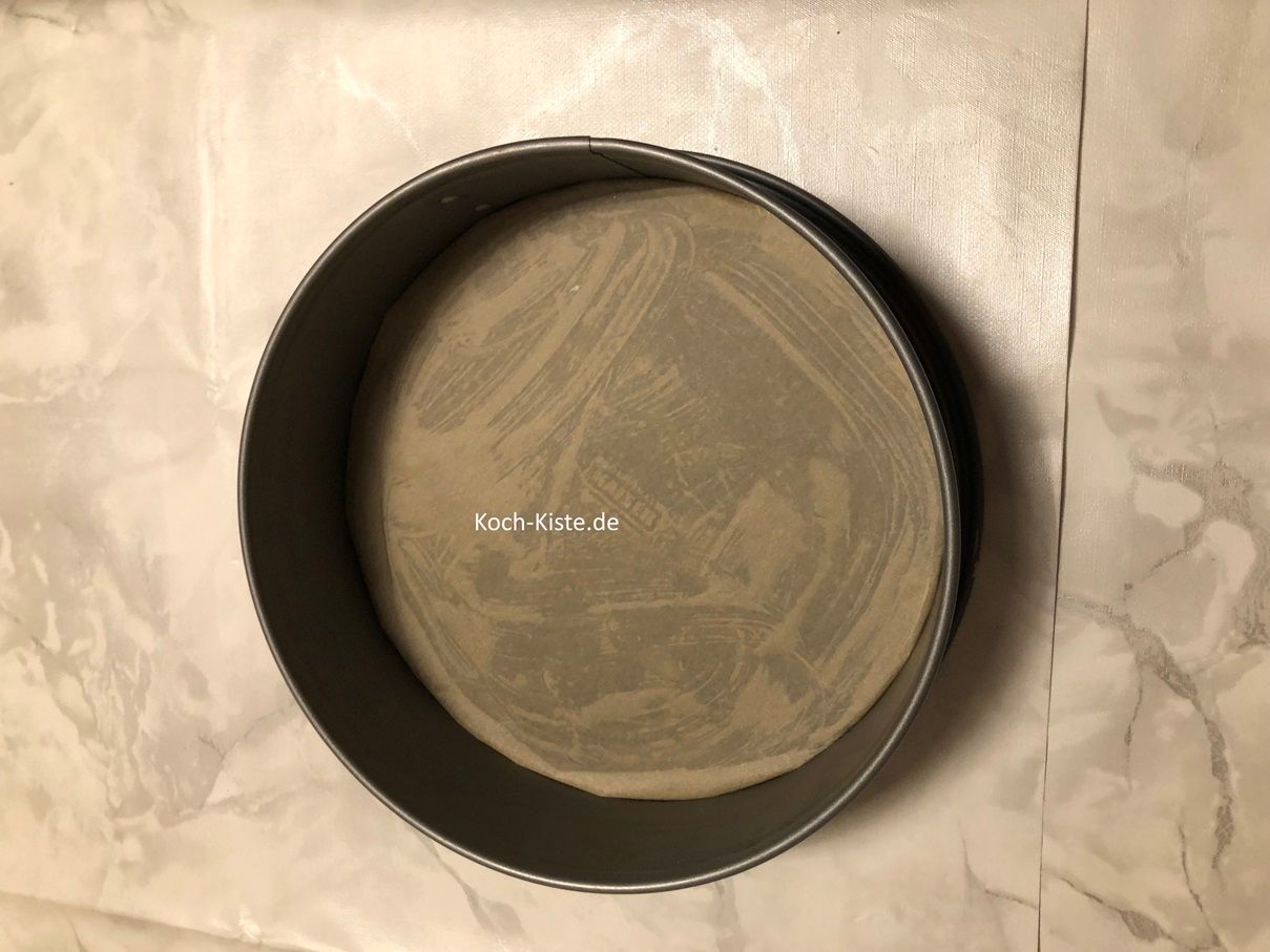 lege das Backpapier auf den gefetteten Springformboden und setze den Springformrand drauf.