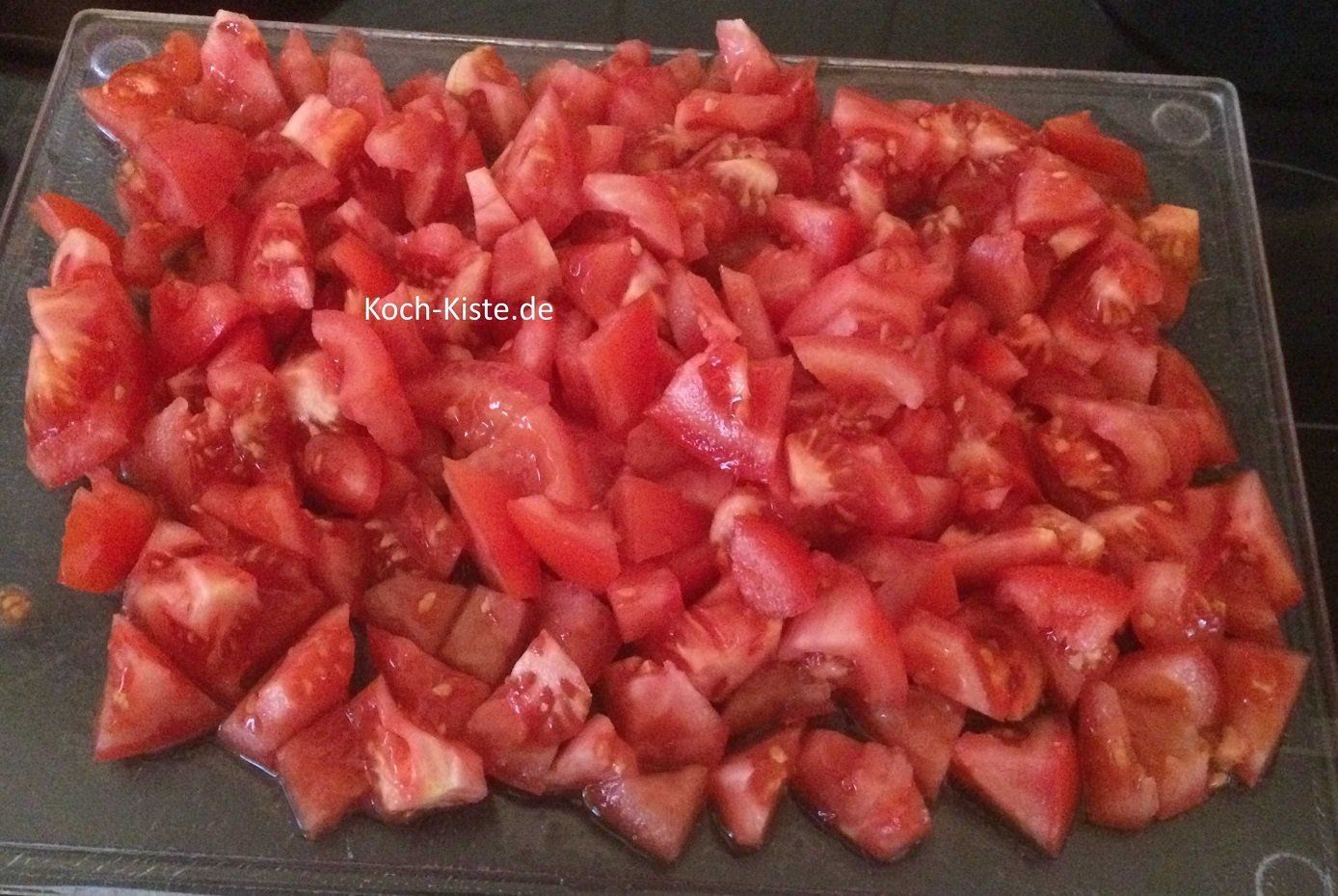 Tomaten abspülen, entstielen und in kleine Stücke schneiden