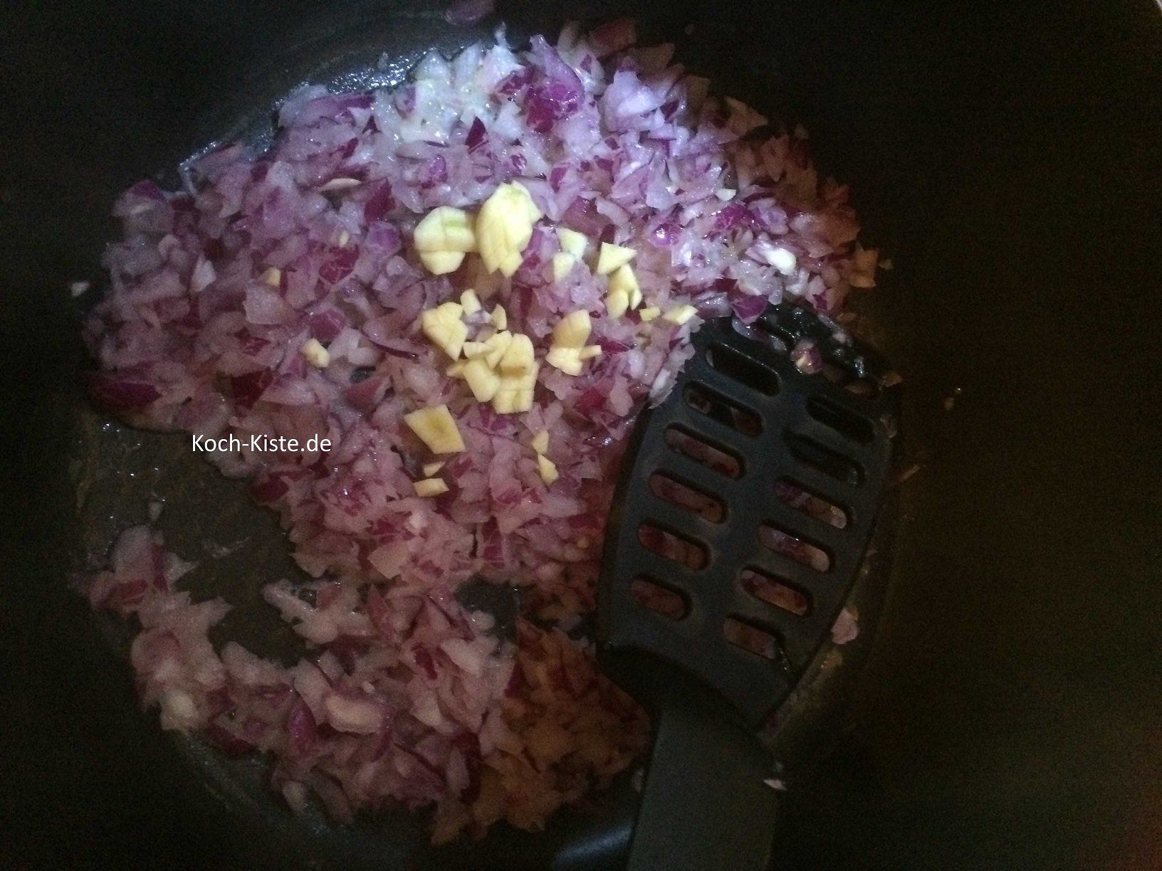 Zwiebeln und Knobi glasig braten