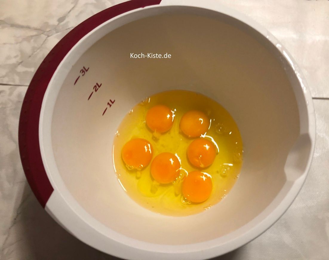 Zum Teig anfertigen gebe 6 Eier in die Rührschüssel