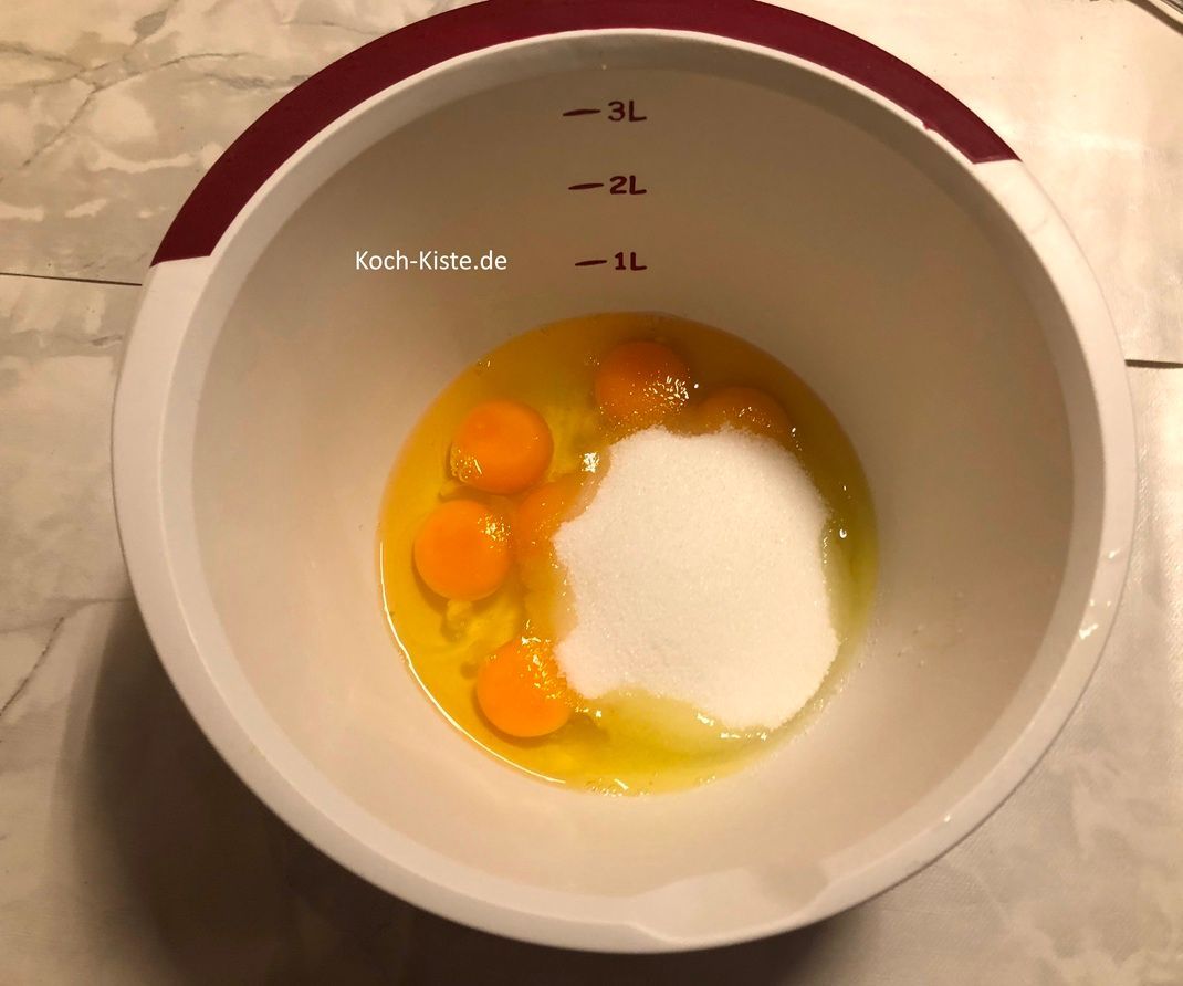 dann stelle die Rührschüssel auf die Küchenwaage auf 0 und wiege 180 g Zucker ab. Gebe 1.5 Päckchen Vanillinzucker und 1 Prise Salz hinzu