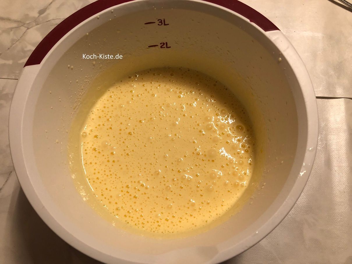 dann verrühre alles mit dem Handrührgerät bis eine cremeige Masse entsteht - etwa 3 Minuten auf höchster Stufe verrühren