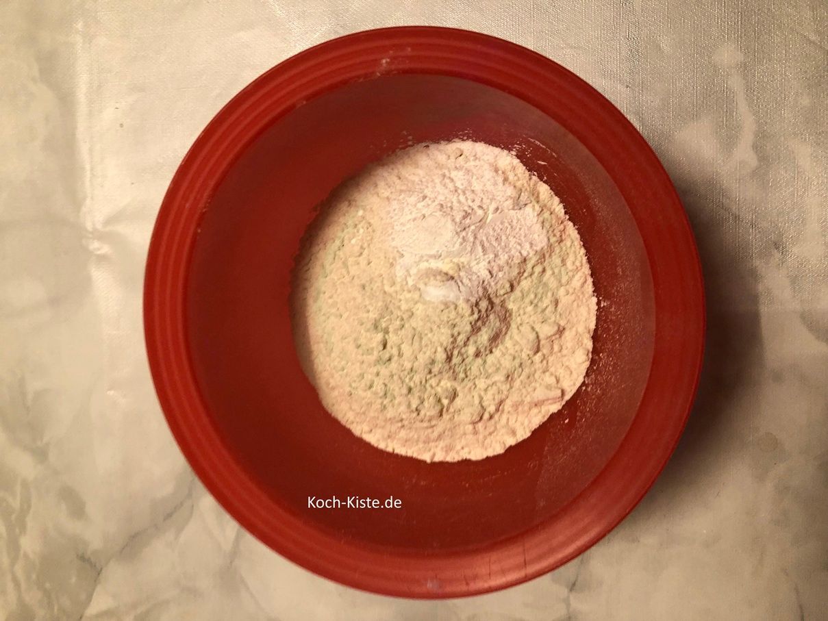 stelle eine extra Schüssel auf die Küchenwaage - auf 0 und wiege 180g Dinkelmehl ab . Danach gebe 3,5 Teelöffel Backpulver hinzu und verrühre beide Zutaten mit einem Esslöffel