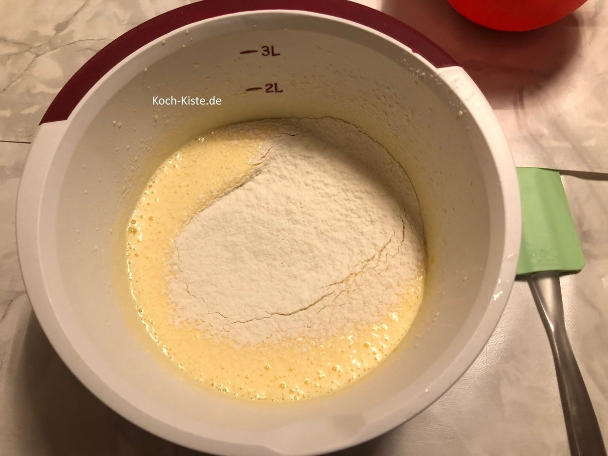 und siebe es in die Rührschüssel . Wiederhole de Vorgang mit dem Rest des Mehlgemisches.