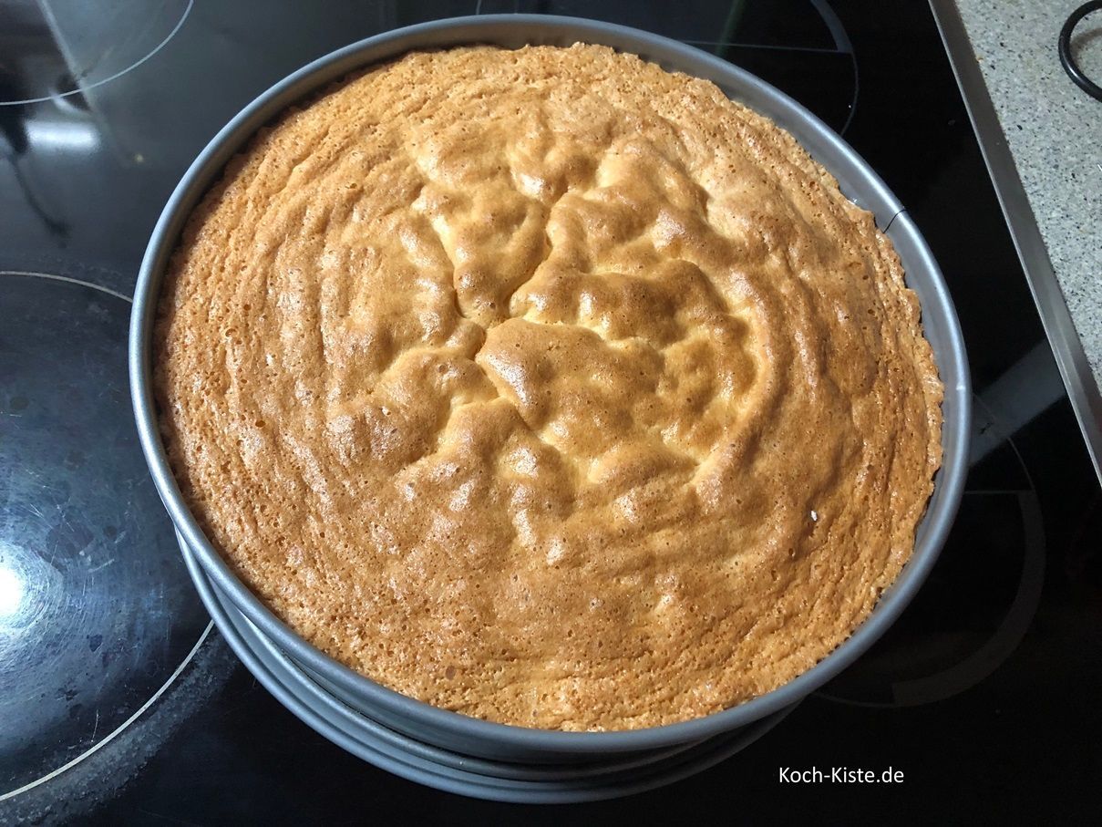 Ziehe Dir Küchenhandschuhe an, nehme die Springform aus dem Backofen und stelle sie auf den Herd.