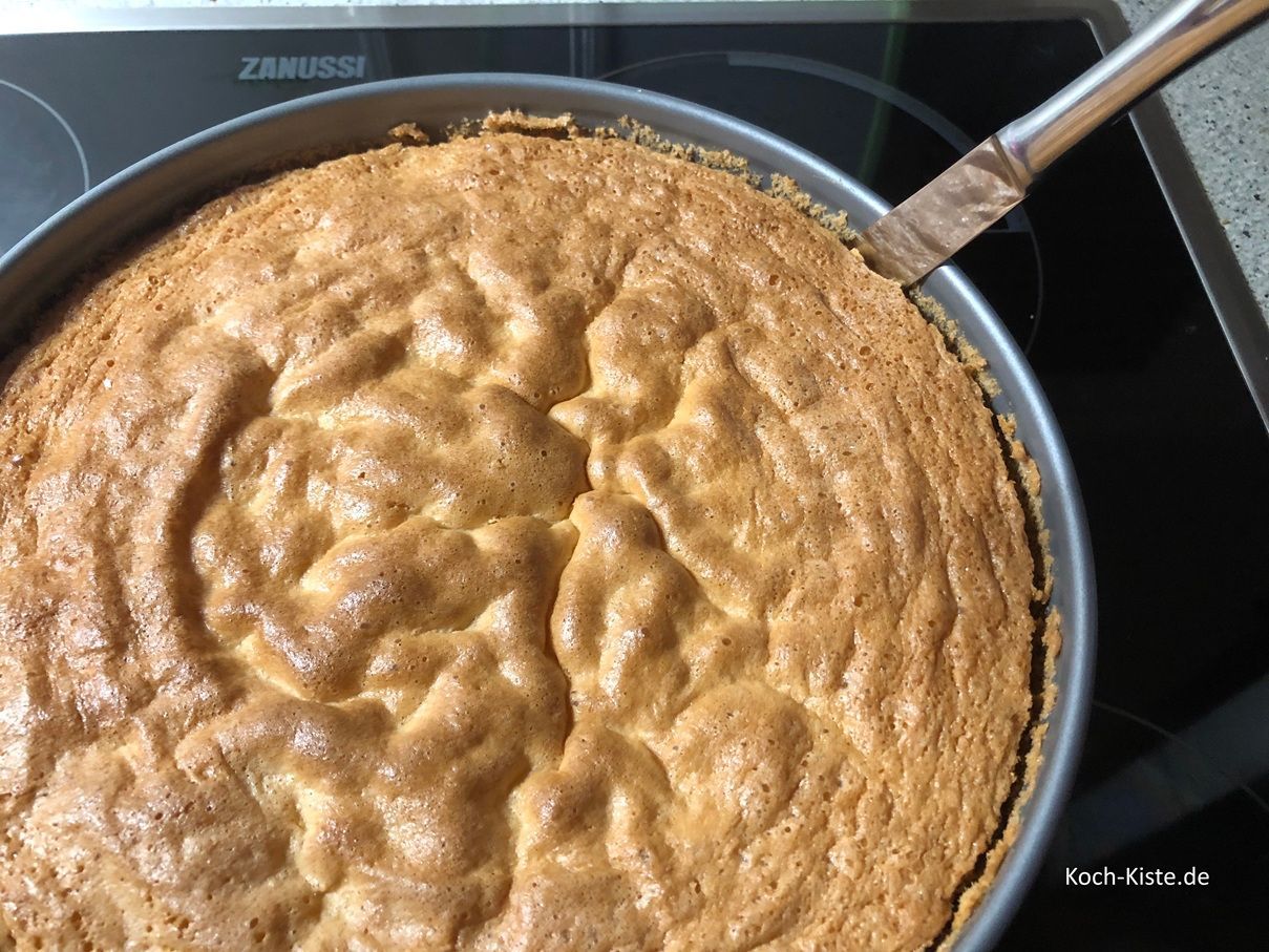 stecke ein Buttermesser zwischen den Springformrand und dem Biskuitboden. Damn mache kleine hoch-und runter Bewegungen und