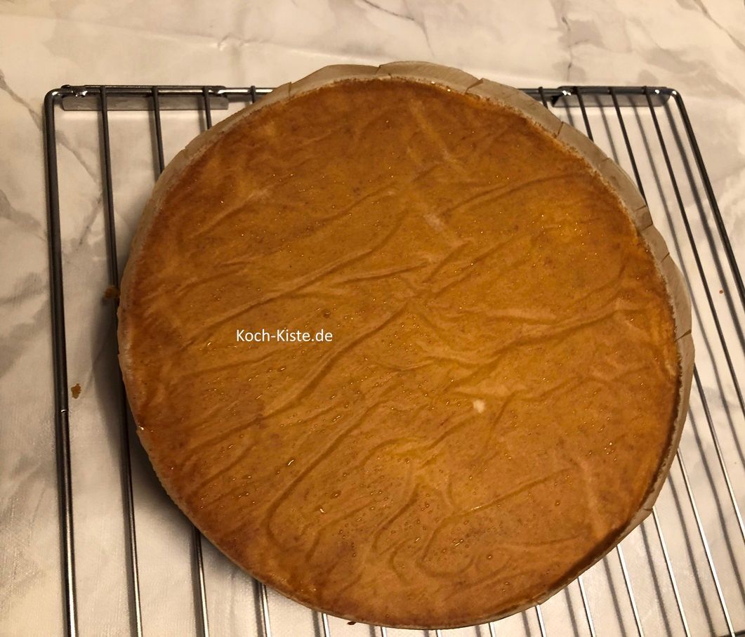 und kippe dem Bisquitboden auf das Abkühlgitter.